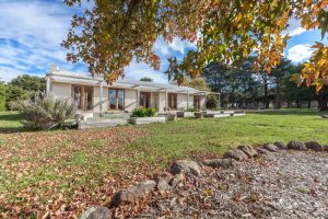 Heaven for horses: 77-79 Black Range Road, Romsey, 3434