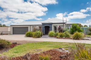 An acre of choices: 8 Oldbury Avenue, Sunbury, 3429