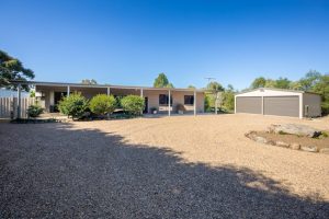 Big-block seclusion: 18 Connors Road, Lancefield, 3435