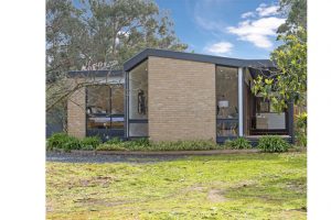 Updated with style: 56 Somerville Lane, Riddells Creek, 3431