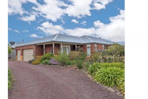 Rolling Meadows treat: 11 Muscat Court, Sunbury, 3429