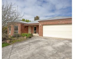 Elevated lifestyle: 2 Larissa Close, Romsey, 3434