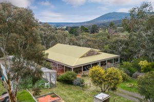 Bluestone retreat: 45 Kirribilli Road, New Gisborne, 3438