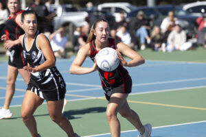 Bombers sneak through to preliminary final