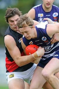 Riddell attack to the end to win preliminary berth