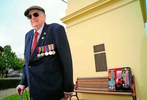 Ken Atkinson honours the Light Horse memory